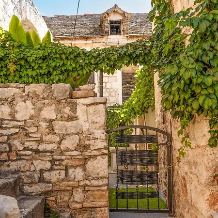 Cozy In Donje Selo With Kitchen Holiday home